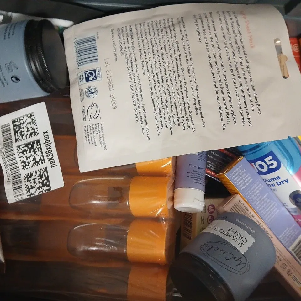 APPROXIMATELY 20 ASSORTED COSMETIC ITEMS INCLUDING VARIOUS MAKES AND BRANDS - COLLECTION ONLY