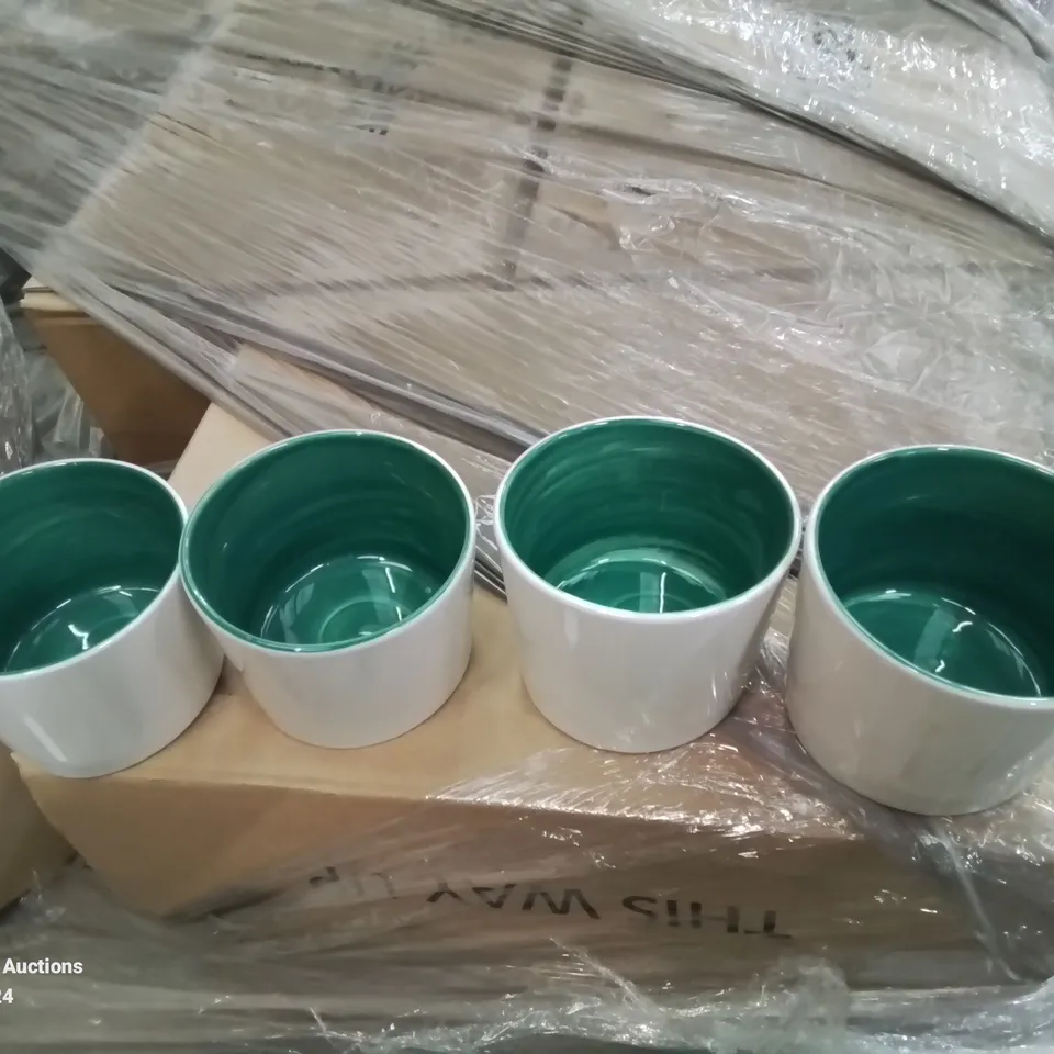 PALLET CONTAINING LARGE AMOUNT OF TILTED SIDE POTS/RAMEKINS (GREEN AND WHITE)