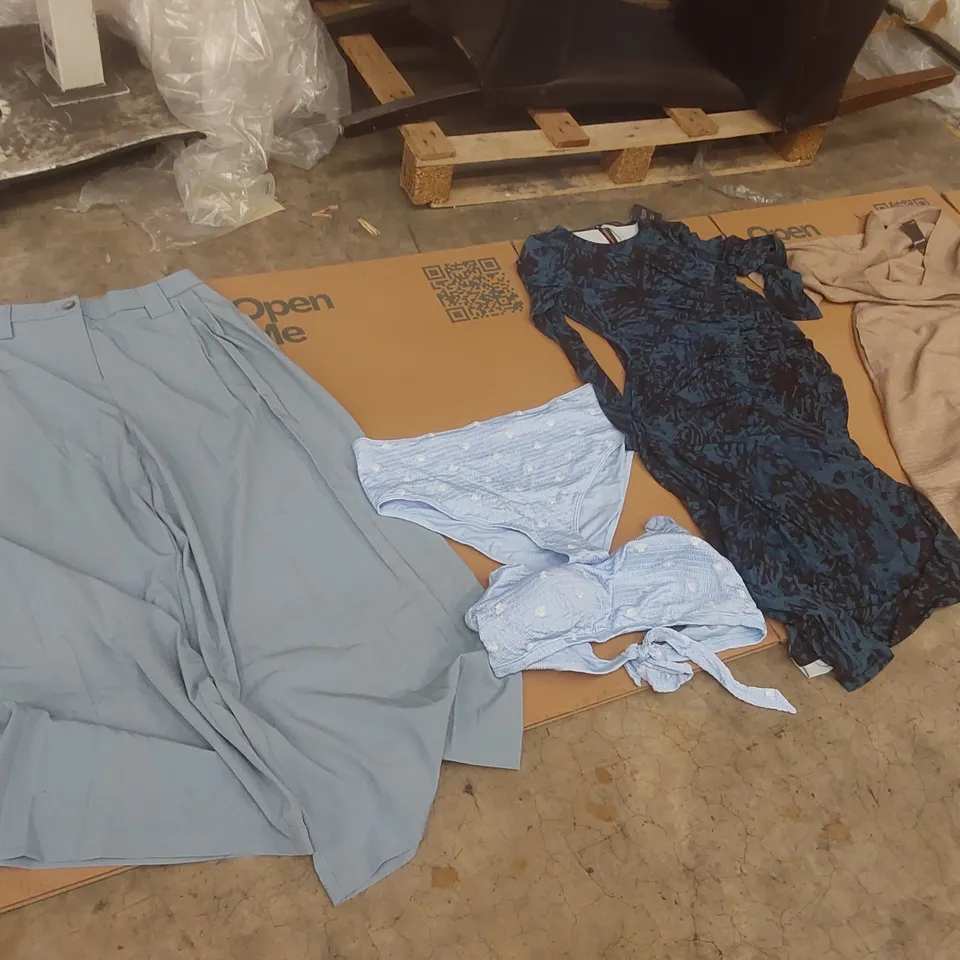 PALLET CONTAINING APPROXIMATELY 775x ASSORTED BRAND NEW DESIGNER CLOTHING ITEMS