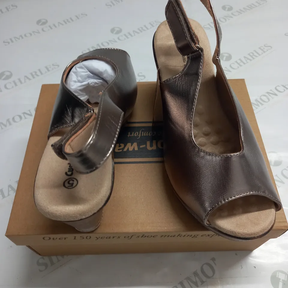 BOXED PAIR OF CUSHION WALK WEDGE HEEL SHOES IN GOLD - SIZE 5