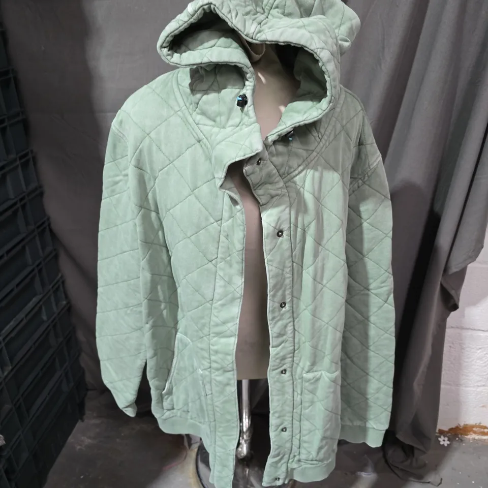 PASSENGER CLEMENTINE RECYCLED QUILTED POPPER UP HOODIE IN PISTACHIO - XL
