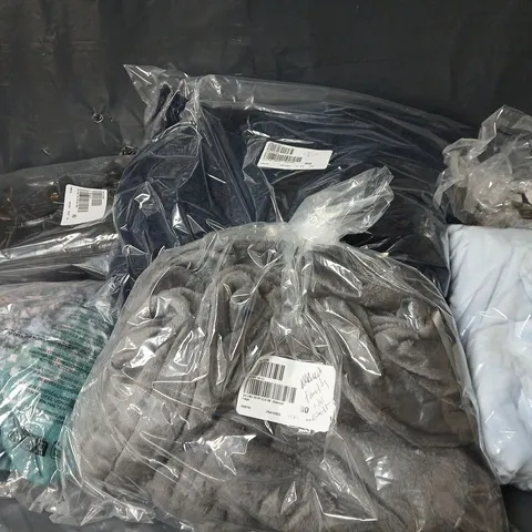 APPROXIMATELY 15 ASSORTED CLOTHING ITEMS IN VARIOUS SIZES, STYLES & COLOURS TO INCLUDE LEATHER PURSE, FLEECE, JUMPER, ETC