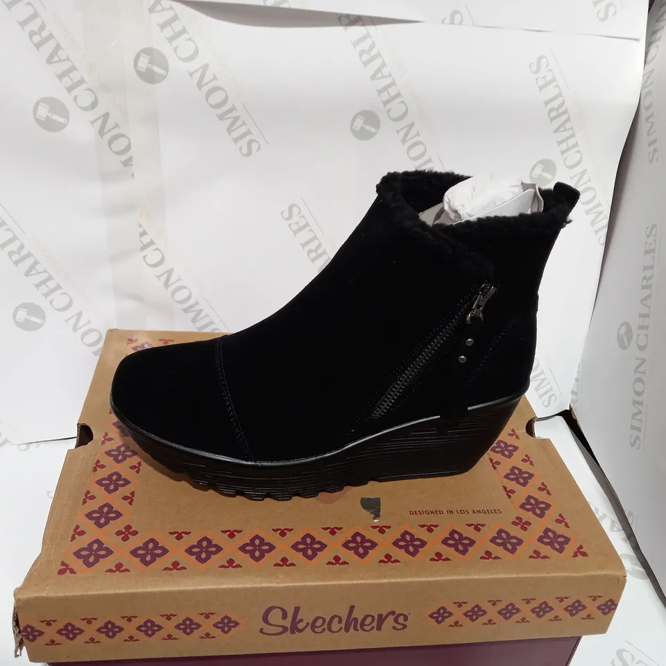 BOXED PAIR OF SKECHERS BLACK ZIP BOOTS  - SIZE 5