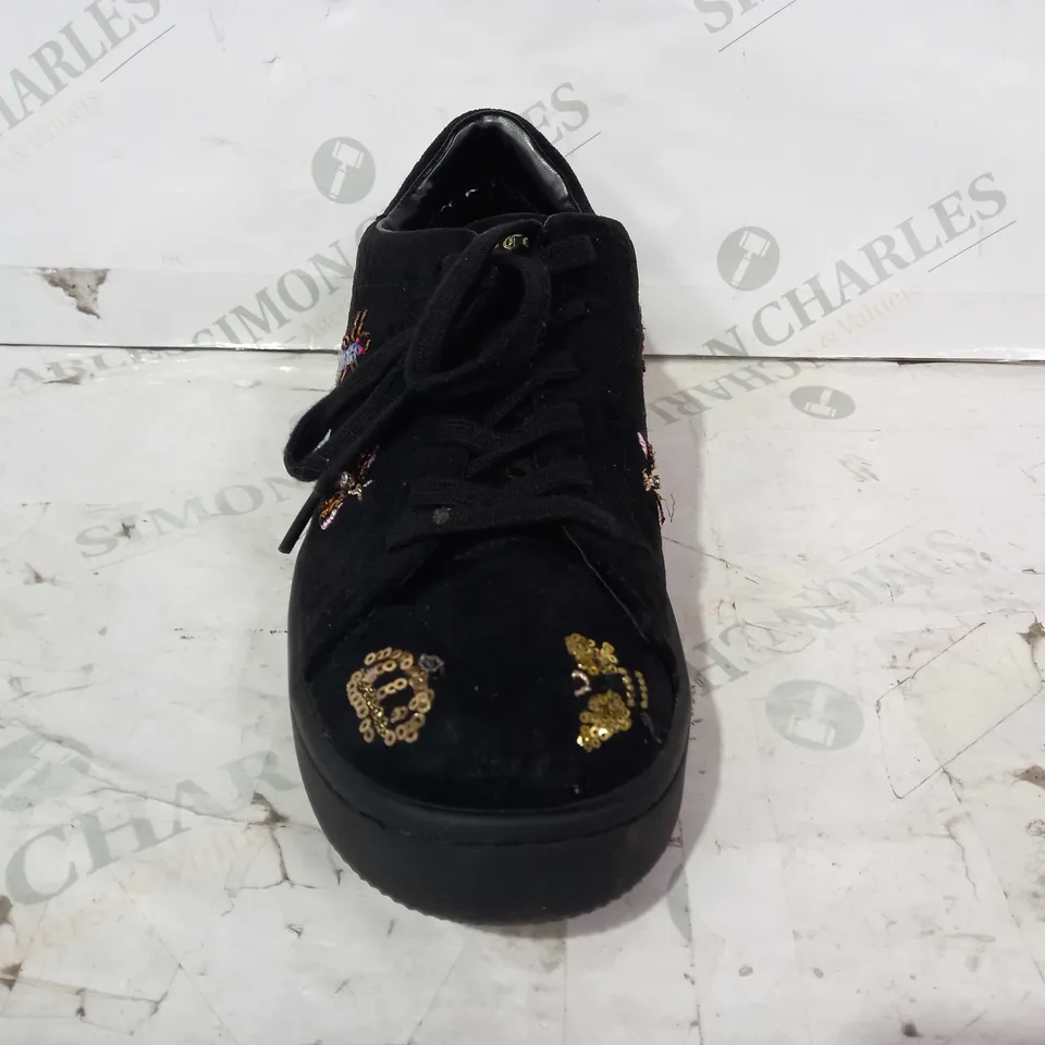 PAIR OF JUICY COUTURE SHOES IN BLACK W. SEQUIN DESIGNS UK SIZE 6