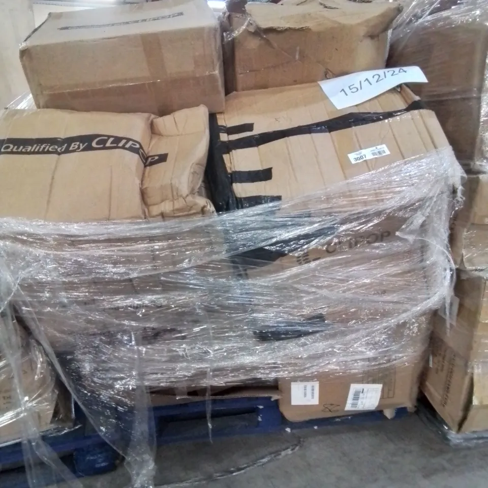 PALLET CONTAINING SEVERAL RAIN DAMAGED OFFICE/SIDE/DINING CHAIRS AND OTHER HOUSEHOLD FURNITURE ETC.