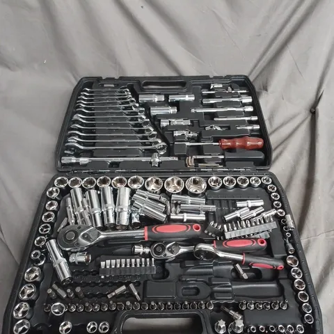 SOCKET SET WITH RATCHETS & ACCESSORIES IN PLASTIC CARRY CASE