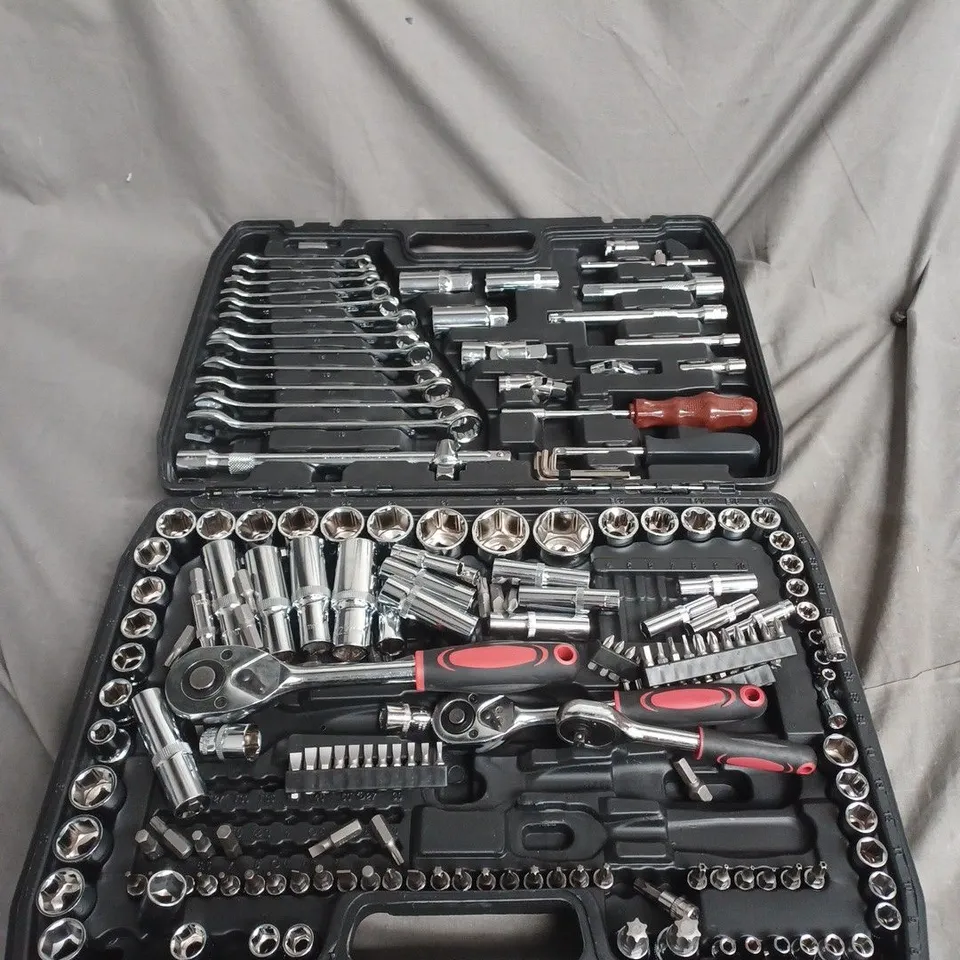 SOCKET SET WITH RATCHETS & ACCESSORIES IN PLASTIC CARRY CASE