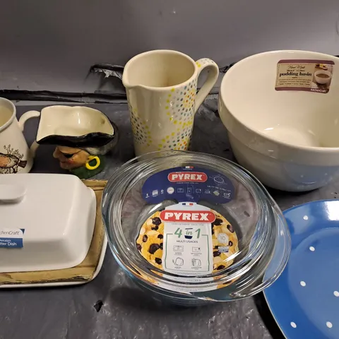 LOT OF 7 ASSORTED HOUSEHOLD ITEMS TO INCLUDE PYREX GLASS OVEN DISH, PUDDING BASIN AND PORCELAIN BUTTER DISH 