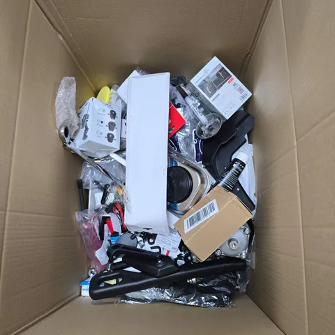 BOX OF ASSORTED CAR ITEMS TO INCLUDE - TOOLS - NUTS AND BOLTS -  MIRRORS / COLLECTION ONLY 