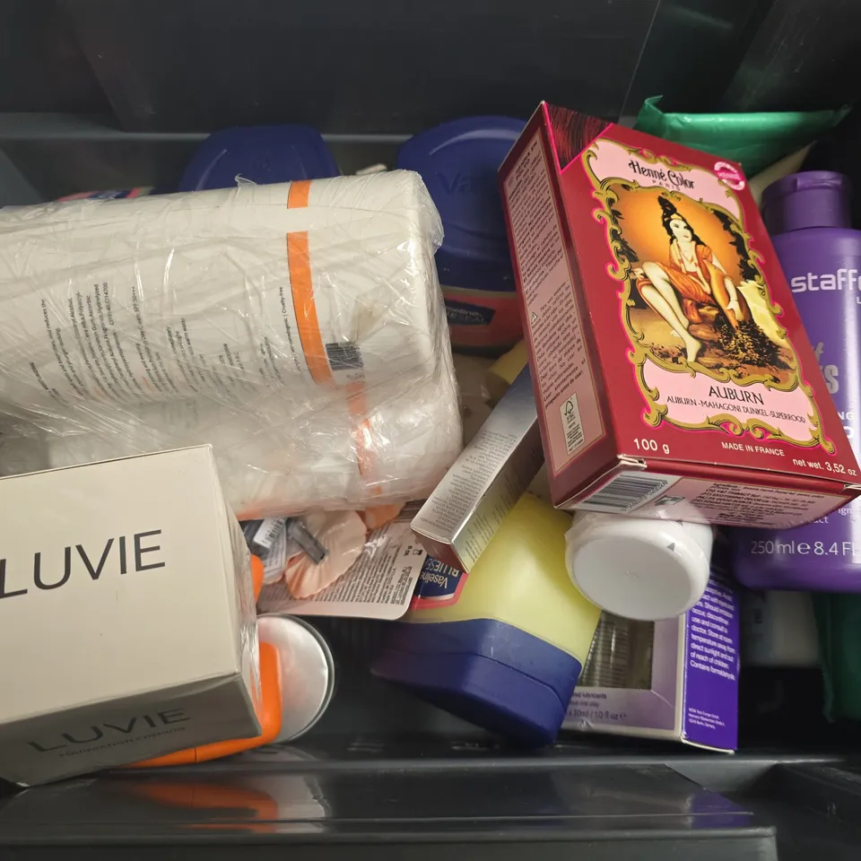APPROXIMATELY 15 ASSORTED HEALTH & BEAUTY PRODUCTS TO INCLUDE SKIN BY ZARION BODY LOTION, VASELINE BLUESEAL, AROMATICS ELIXIR, ETC - COLLECTION ONLY