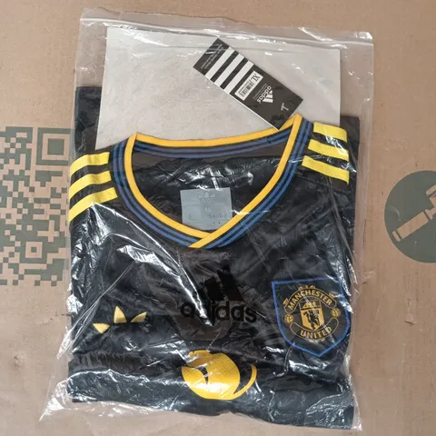 BAGGED ADIDAS MANCHESTER UNITED JERSEY IN BLACK SIZE XL