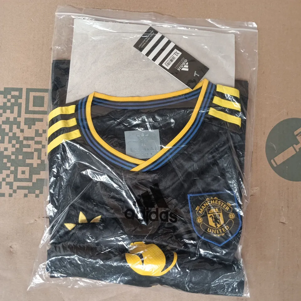 BAGGED ADIDAS MANCHESTER UNITED JERSEY IN BLACK SIZE XL