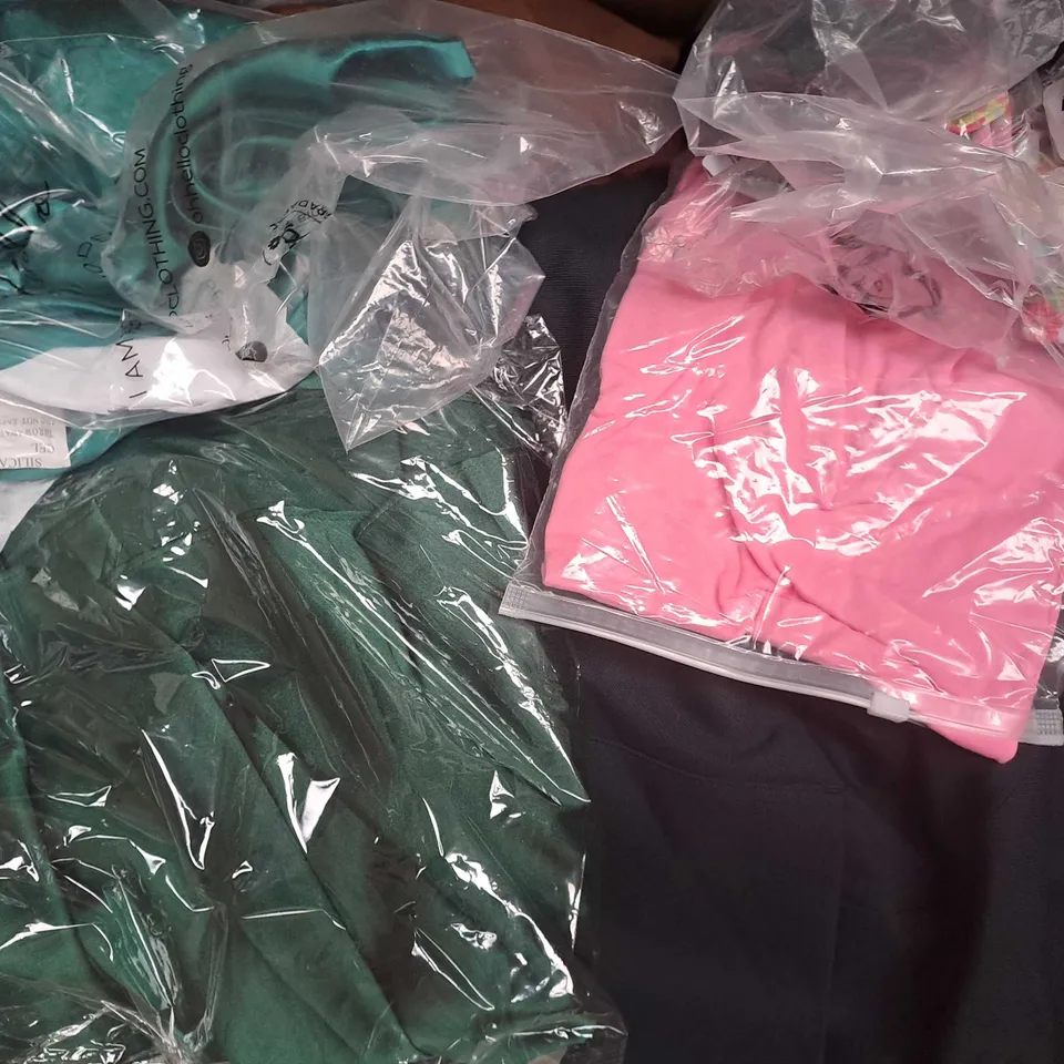BOX OF APPROXIMATELY 20 ASSORTED CLOTHING AND FASHION ITEMS IN VARIOUS STYLES AND SIZES TO INCLUDE CASUAL CLASSICS, ETC