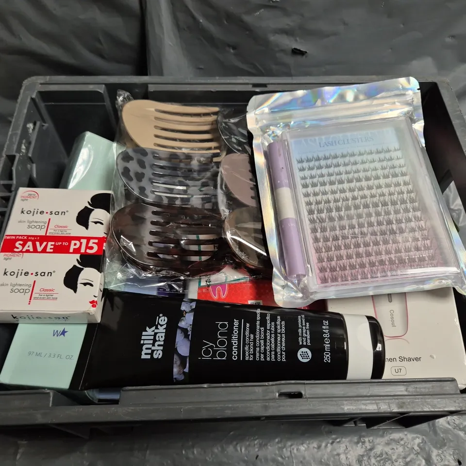 TOTE OF APPROXIMATELY 15 ASSORTED COSMETIC ITEMS TOO INCLUDE CORSODYL, EYE LASHES AND TOOTHPASTE