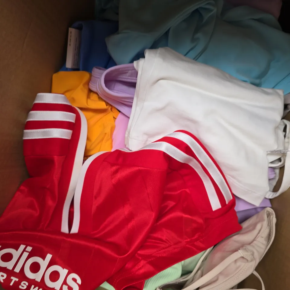 APPROX 20 ASSORTED SPORTSWEAR ITEMS OF CLOTHING TO INCLUDE NIKE, UNDER ARMOUR, ADIDAS, ETC 