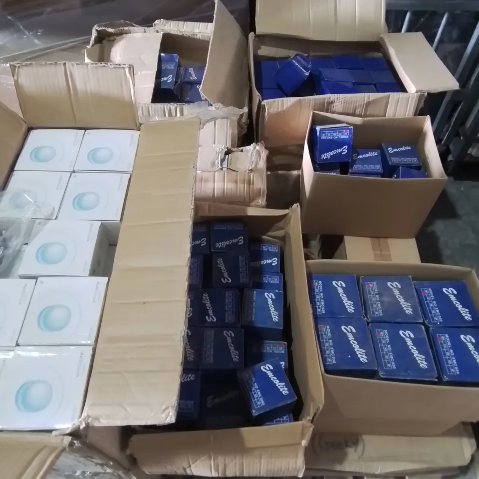 PALLET CONTAINING A LARGE QUANTITY OF EMCOLITE DOWNLIGHTS TO INCLUDE EMC028 AND EMC028 