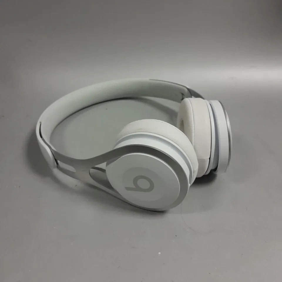 BEATS HEADPHONES IN WHITE - MODEL UNSPECIFIED 