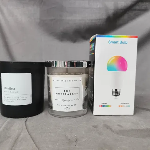 APPROXIMATELY 10 ASSORTED HOUSEHOLD ITEMS TO INCLUDE SCENTED CANDLES, SMART BULB, ETC