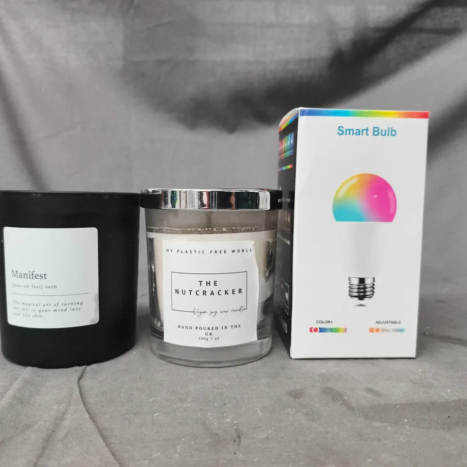 APPROXIMATELY 10 ASSORTED HOUSEHOLD ITEMS TO INCLUDE SCENTED CANDLES, SMART BULB, ETC