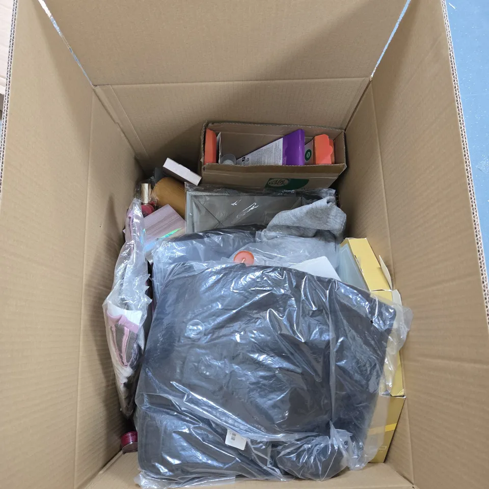 BOX OF APPROXIMATELY 13 ASSORTED ITEMS TO INCLUDE: EYE PALETTE AND GREEN BUMBAG