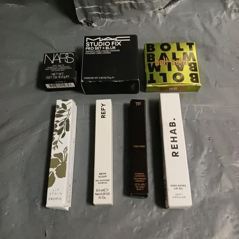 LOT OF 7 ASSORTED COSMETIC PRODUCTS TO INCLUDE - MADE BY MITCHELL BOLT BALM IN BB10 - MAC STUDIO FIX LOOSE POWDER - REFY CLEAR BROW SCULPT - ETC