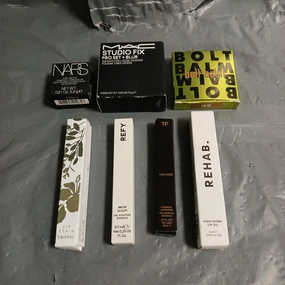 LOT OF 7 ASSORTED COSMETIC PRODUCTS TO INCLUDE - MADE BY MITCHELL BOLT BALM IN BB10 - MAC STUDIO FIX LOOSE POWDER - REFY CLEAR BROW SCULPT - ETC