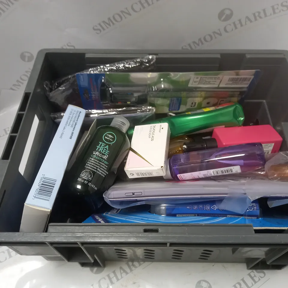 BOX OF APPROXIMATELY 20 HOUSEHOLD AND COSMETIC PRODUCTS TO INCLUDE LOREAL, TEATREE, REVITALE, ETC