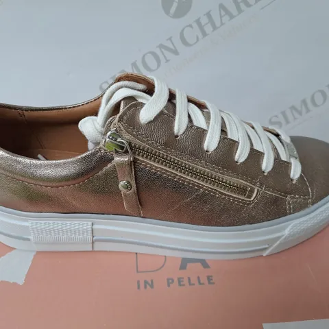 BOXED MODA IN PELLE STONE METAL TRAINERS SIZE 6