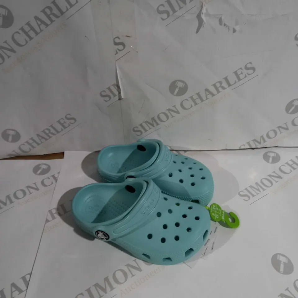 BAGGED PAIR OF CROCS CLASIC CLOGS PUR WATER UK C8
