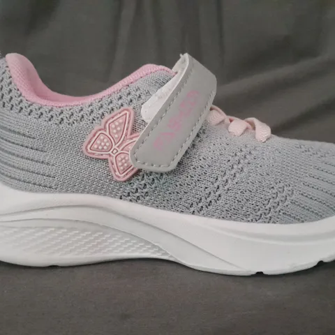 BOXED PAIR OF DESIGNER KIDS SHOES IN GREY/PINK EU SIZE 27