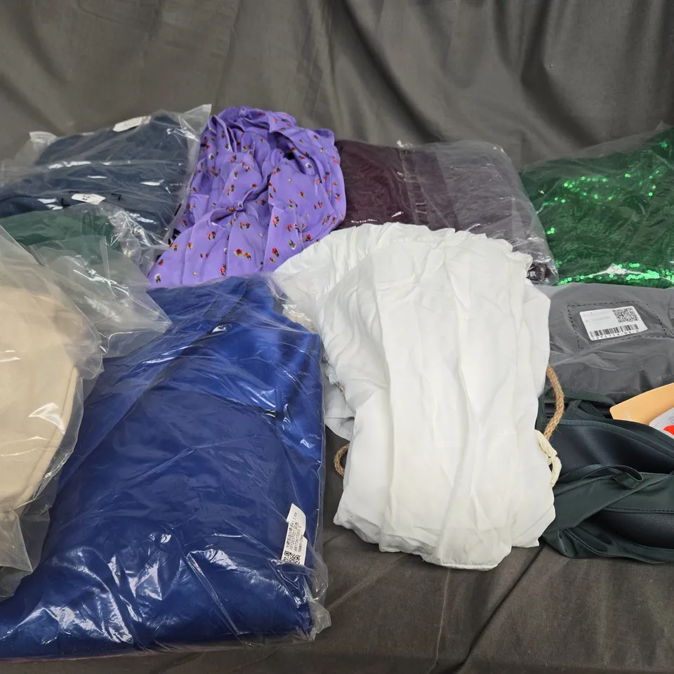 BOX OF ASSORTED CLOTHING ITEMS IN VARIOUS COLOURS, STYLE AND SIZES 