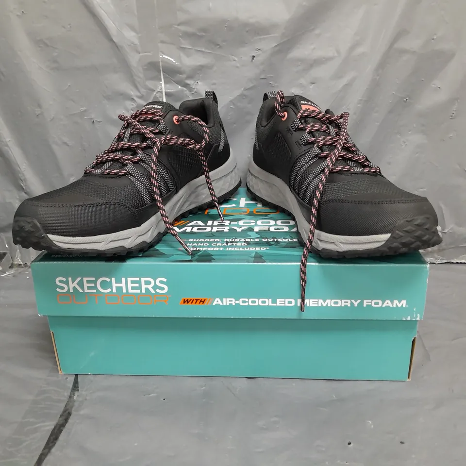 BOXED PAIR OF SKECHERS OUTDOOR MEMORY FOAM TRAINERS IN NAVY SIZE 7