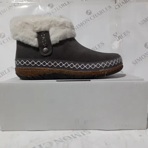 BOXED PAIR OF EARTH ORIGINS EMMALYN BOOTIES IN GREY UK SIZE 5