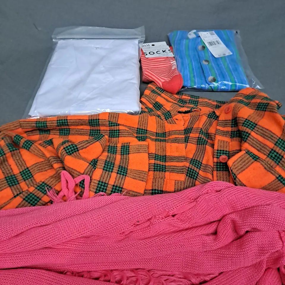 APPROXIMATELY 20 ASSORTED CLOTHING ITEMS IN VARIOUS SIZES TO INCLUDE - T-SHIRT , SHIRT , SOCKS ETC