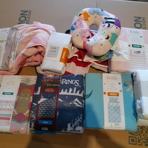 BOX OF APPROXIMATELY 8 ASSORTED BEDDING AND SOFT FURNISHING ITEMS TO INCLUDE - FITTED SHEET - BEDDING SET - TOWEL ETC.