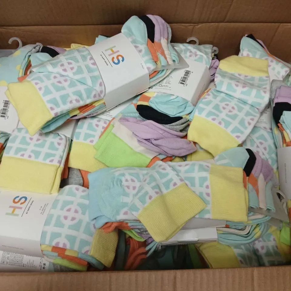 APPROXIMATELY 40 ASSORTED PACKS OF HAPPY SOCKS IN VARIOUS SIZES