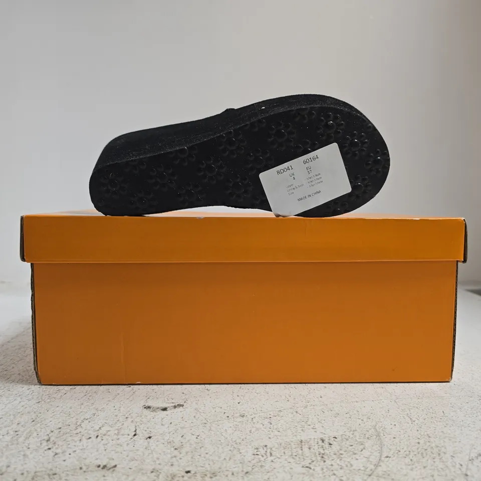 BOXED PAIR OF ROCKET DOG HIGH WEDGE TOE-POST SANDALS IN BLACK SIZE UK 4