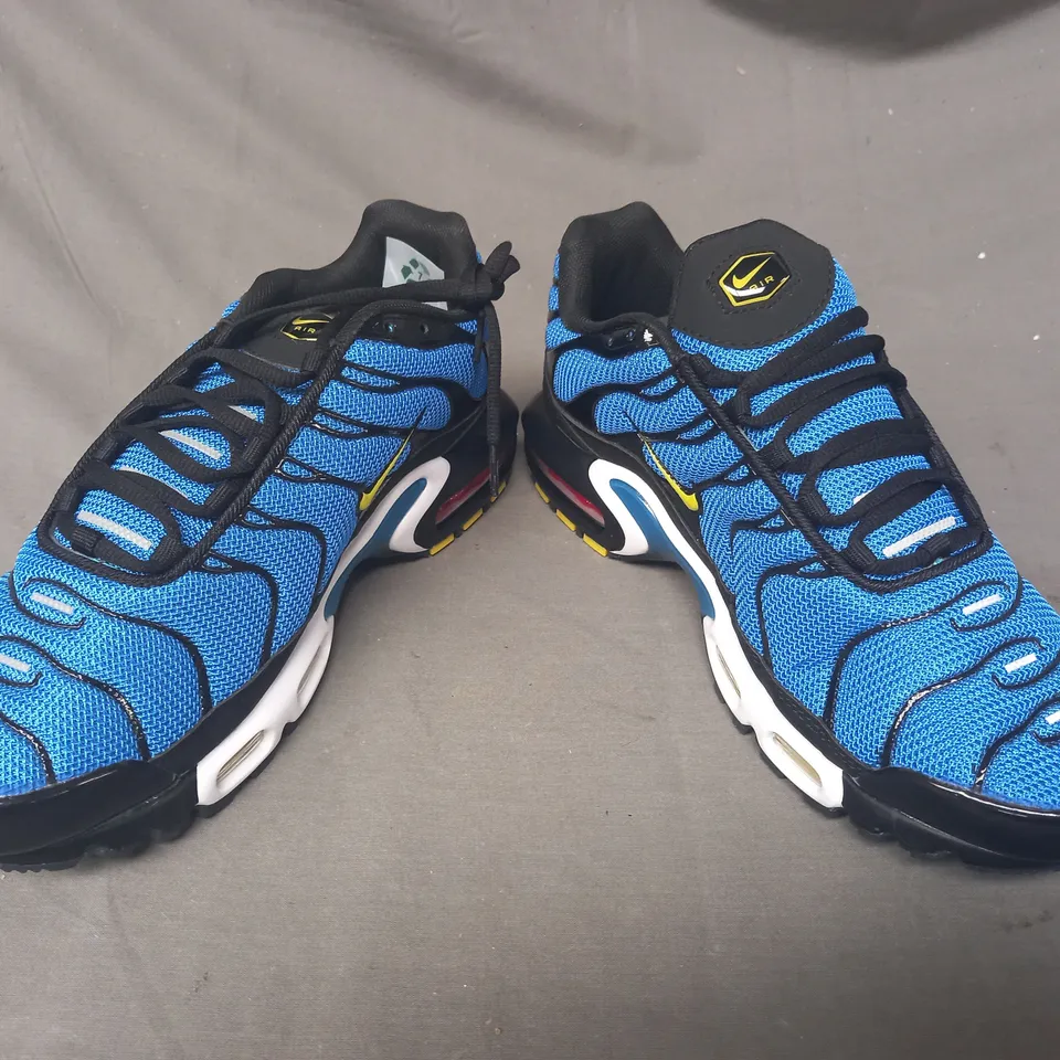 PAIR OF NIKE AIR MAX SHOES IN BLUE/BLACK UK SIZE 8.5