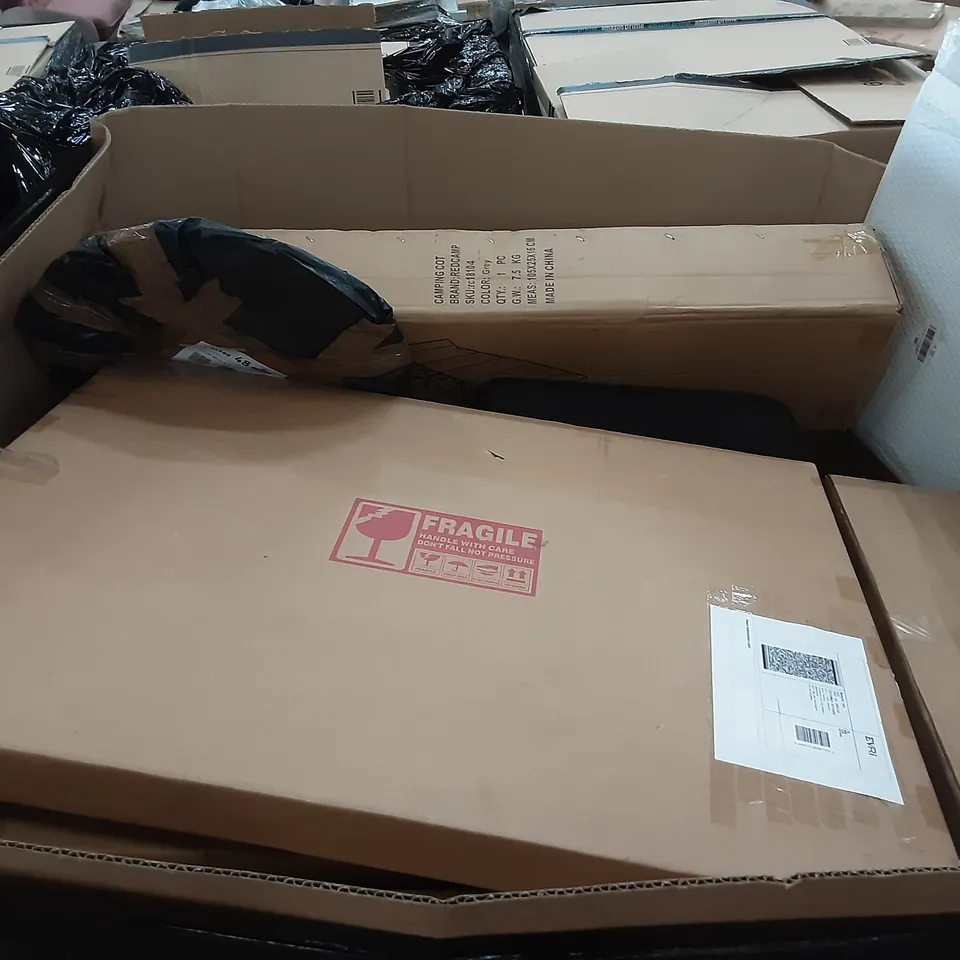 LARGE PALLET OF ASSORTED HOMEWARE ITEMS TO INCLUDE SOLAR PANELS, BATH SHELF, CAMPING COT ETC 