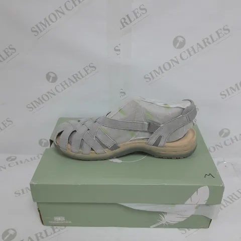 FREE SPIRIT ALEXA SANDAL SIZE 6