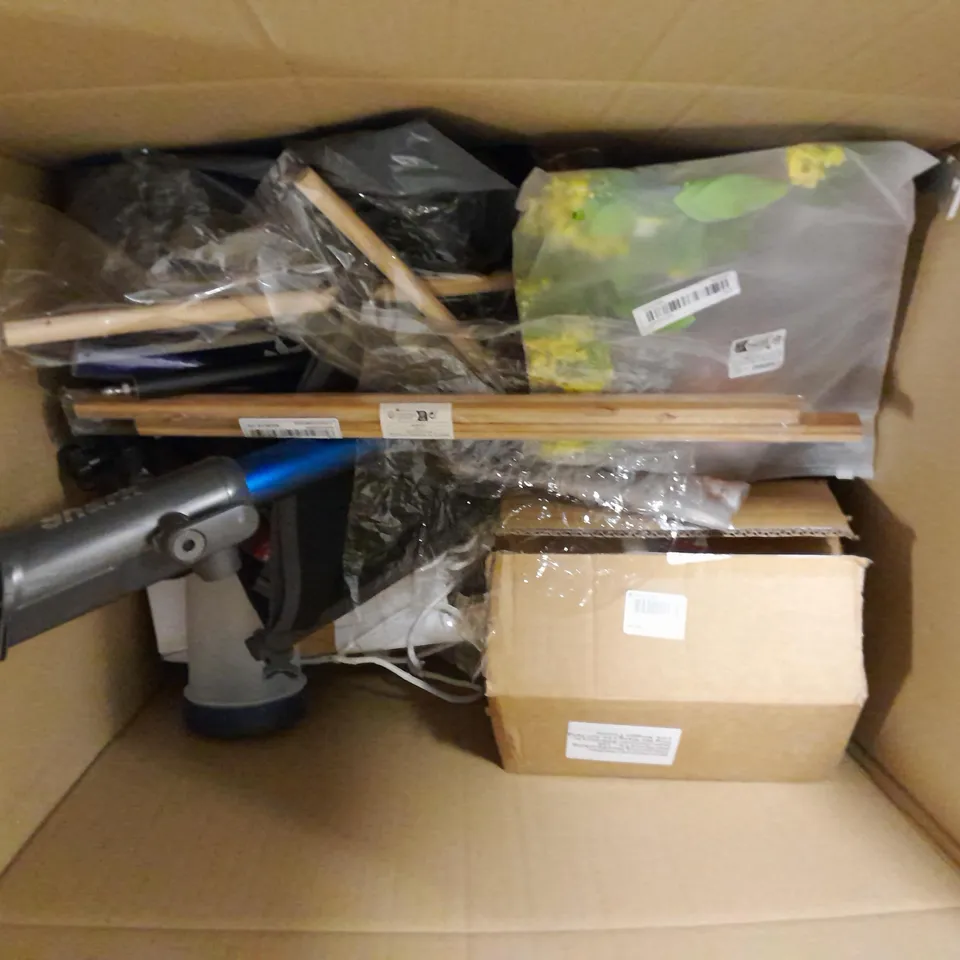 APPROXIMATELY 20 ASSORTED HOUSEHOLD ITEMS TO INCLUDE BATH SHOWER HEAD, MUTTS & HOUNDS BONE TOY, TOMMEE TIPPEE 1072 BOTTOM, ETC