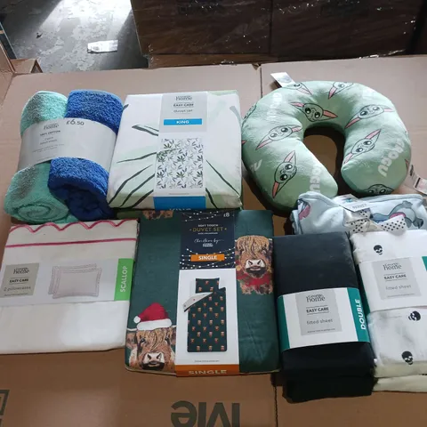 BOX OF APPROXIMATELY 12 ASSORTED BEDDING AND SOFT FURNISHING ITEMS TO INCLUDE - DUVET SETS, FITTED SHEETS, AND BEACH TOWELS ETC.