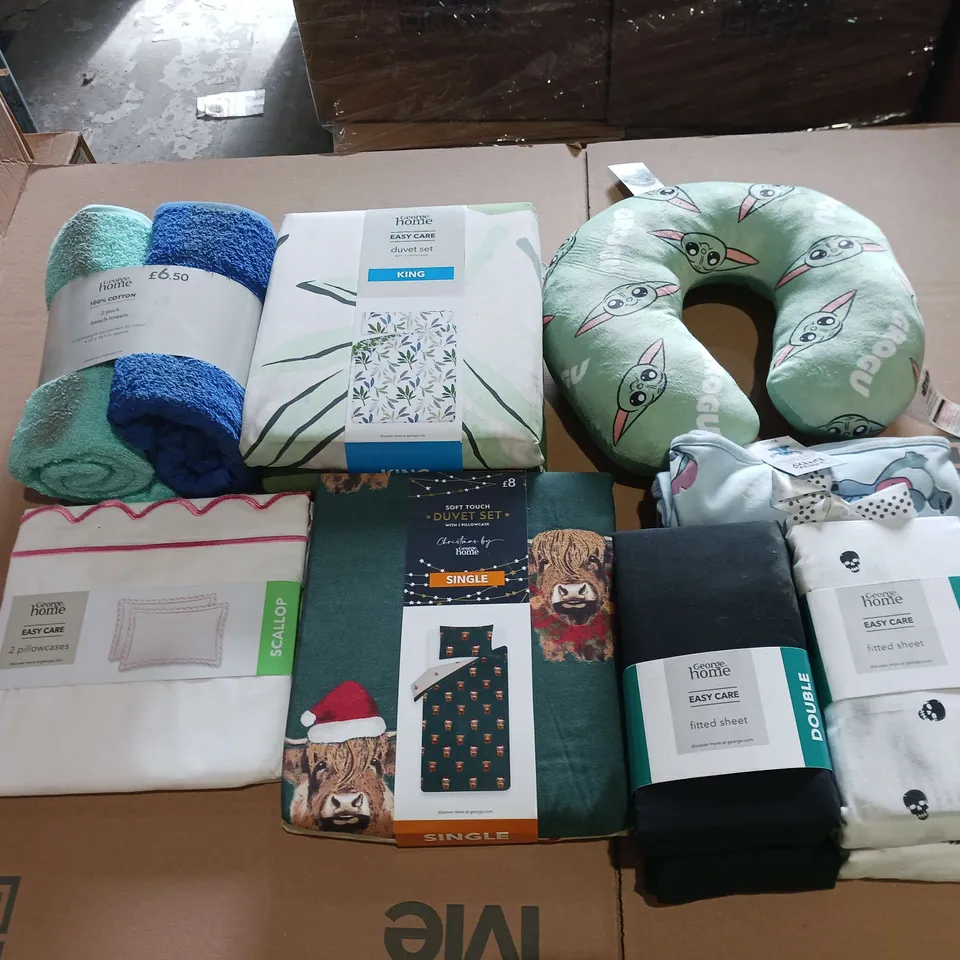 BOX OF APPROXIMATELY 12 ASSORTED BEDDING AND SOFT FURNISHING ITEMS TO INCLUDE - DUVET SETS, FITTED SHEETS, AND BEACH TOWELS ETC. 