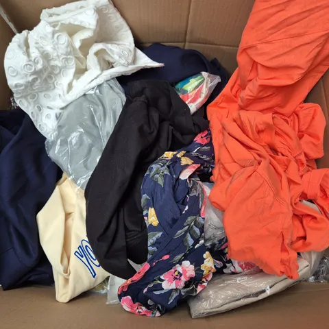 APPROXIMATELY 30 ASSORTED CLOTHING ITEMS IN VARIOUS SIZES, STYLES & COLOURS TO INCLUDE BRANDS SUCH AS KIM & CO, PRIMARK, F&F, ETC - COLLECTION ONLY