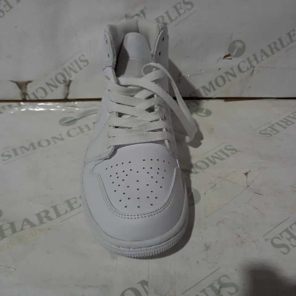 PAIR OF NIKE AIR JORDAN SHOES IN WHITE UK SIZE 7.5