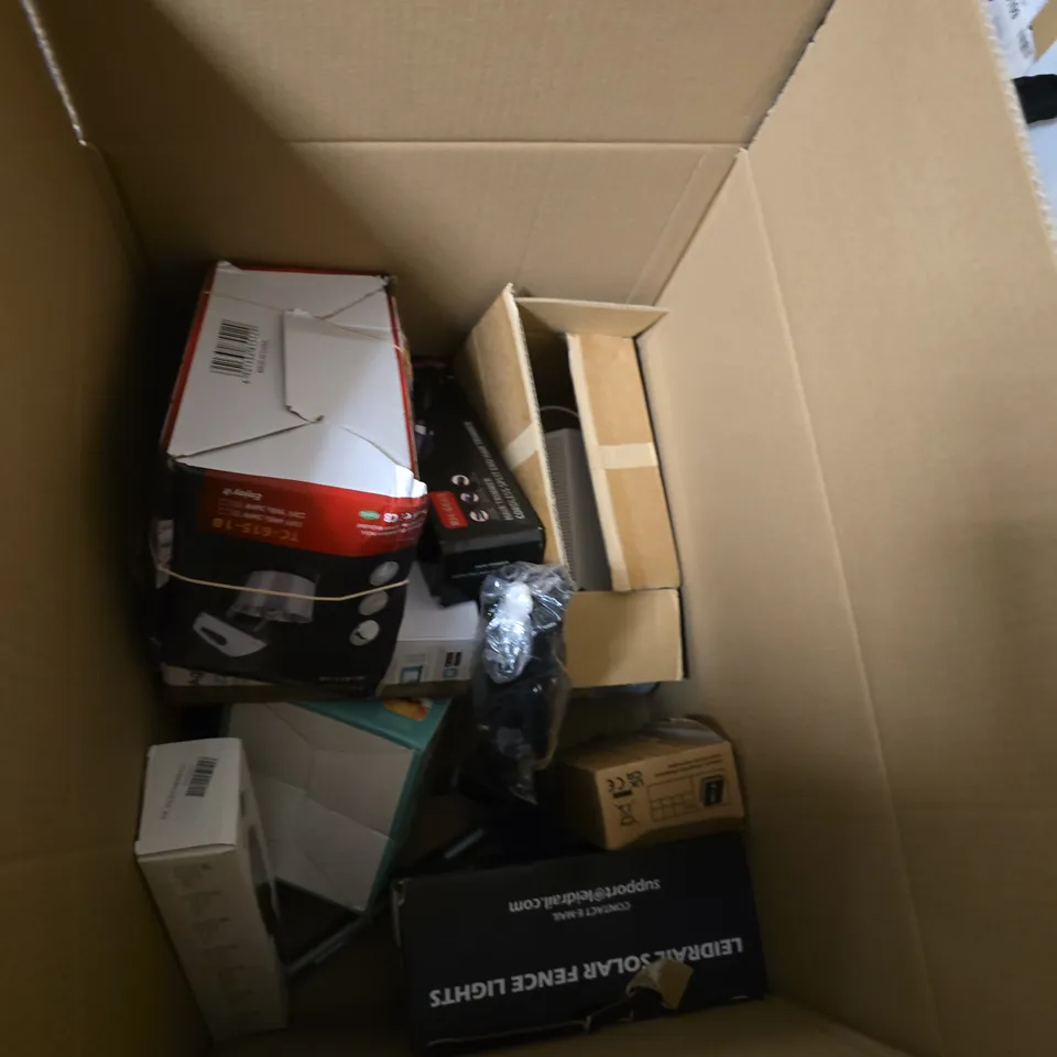 BOX OF APPROXIMATELY 10 ASSORTEDELECTRICAL ITEMS INCLUDING HAIR STLYING COMB , WAKE UP LIGHT ALARM CLOCK AND POWER STRIP 