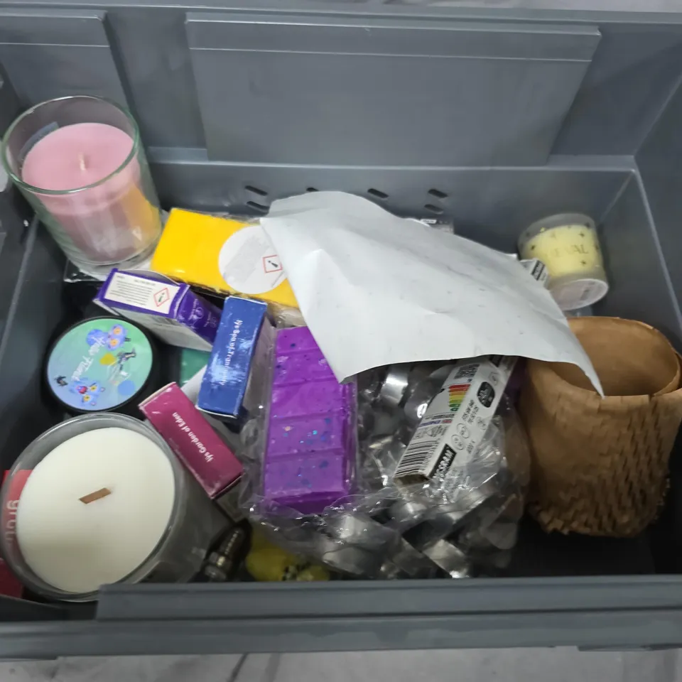 APPROXIMATELY 10 ASSORTED CANDLES AND WAX MELTS