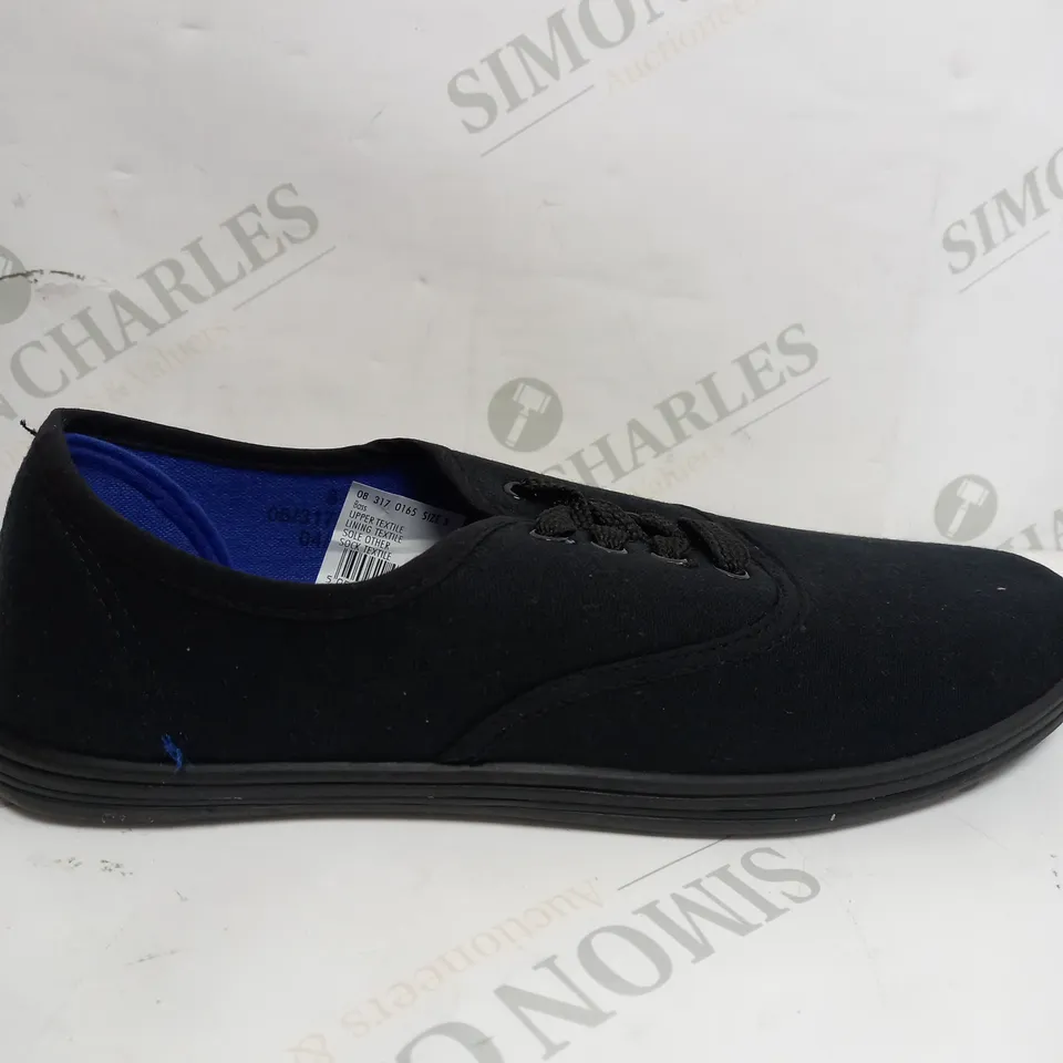 BOX OF APPROXIMATELY 8 BLACK PUMP LOW SHOES - SIZE 8