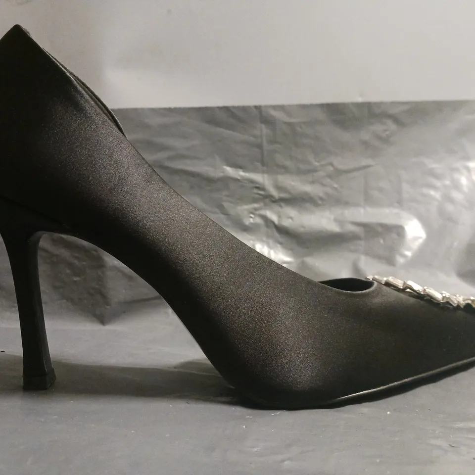 BOXED PAIR OF ASOS DESIGN POINTED TOE HEELED SHOES IN BLACK W. JEWEL EFFECT DETAIL SIZE 6