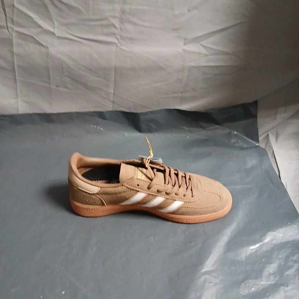ADIDAS BROWN SUEDE SNEAKERS WITH WHITE THREE-STRIPE DETAILING - UK 7.5
